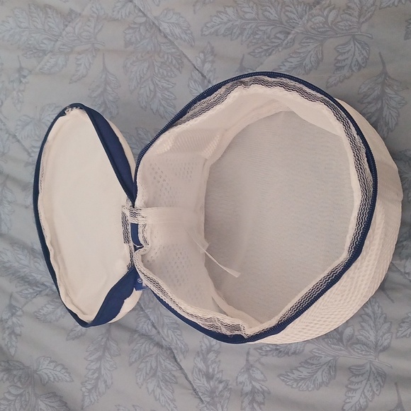 Woolite White & Navy Blue Mesh Intimates Wash Bag with Zipper Closure - Picture 9 of 11
